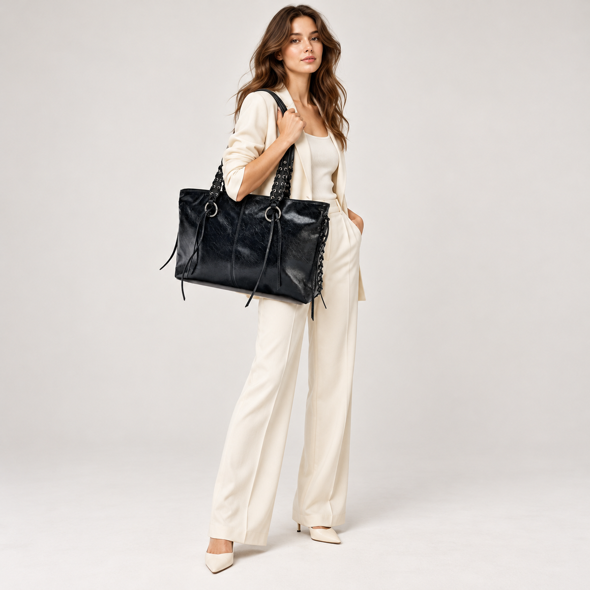 Modelo feminina de corpo inteiro usando Bolsa Tote Margot preta