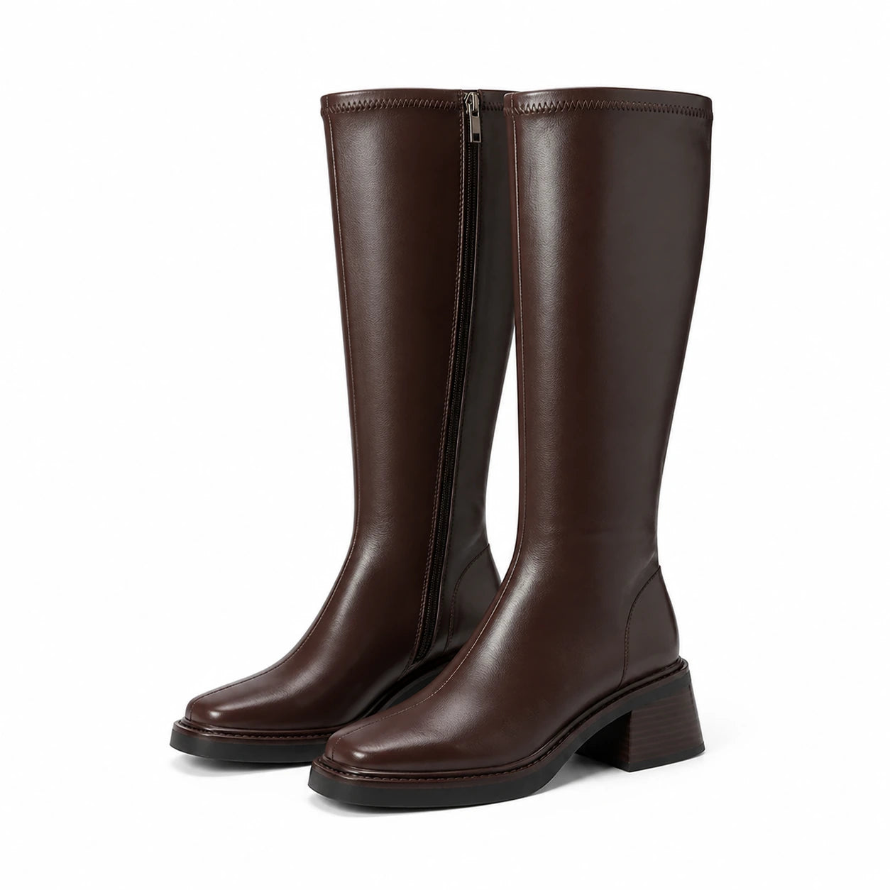 Par da bota feminina marrom cano alto em fundo branco