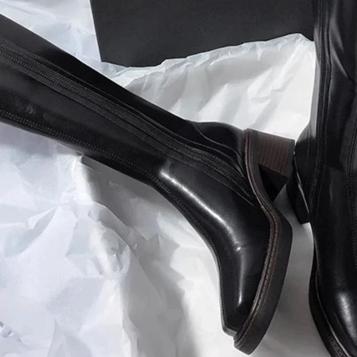Detalhe da textura e acabamento da bota preta Valentina