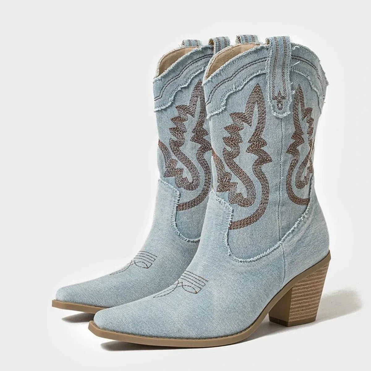 Bota Texana Feminina Jeans Claro Bordada Dakota em fundo branco