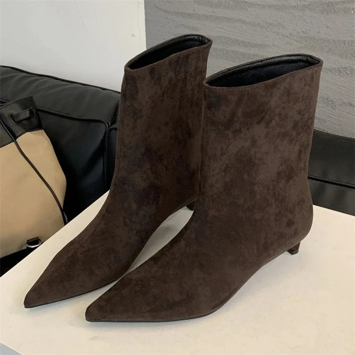 Par da bota feminina marrom Helena com acabamento aveludado