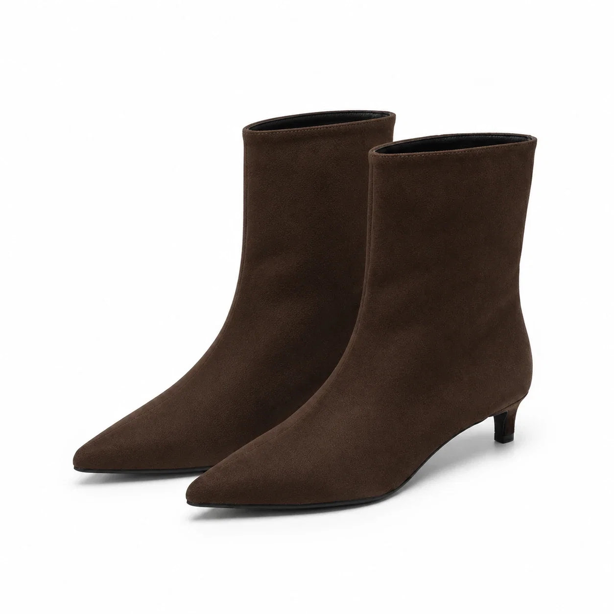 Par da bota feminina marrom Helena em fundo branco