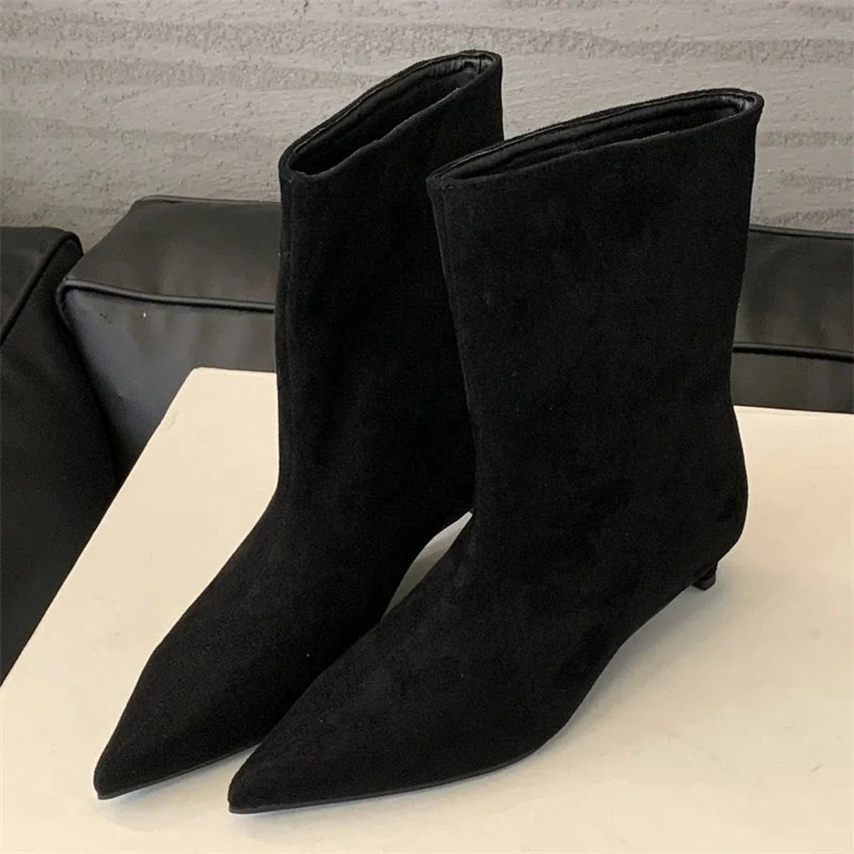 Par da bota feminina preta Helena com acabamento aveludado