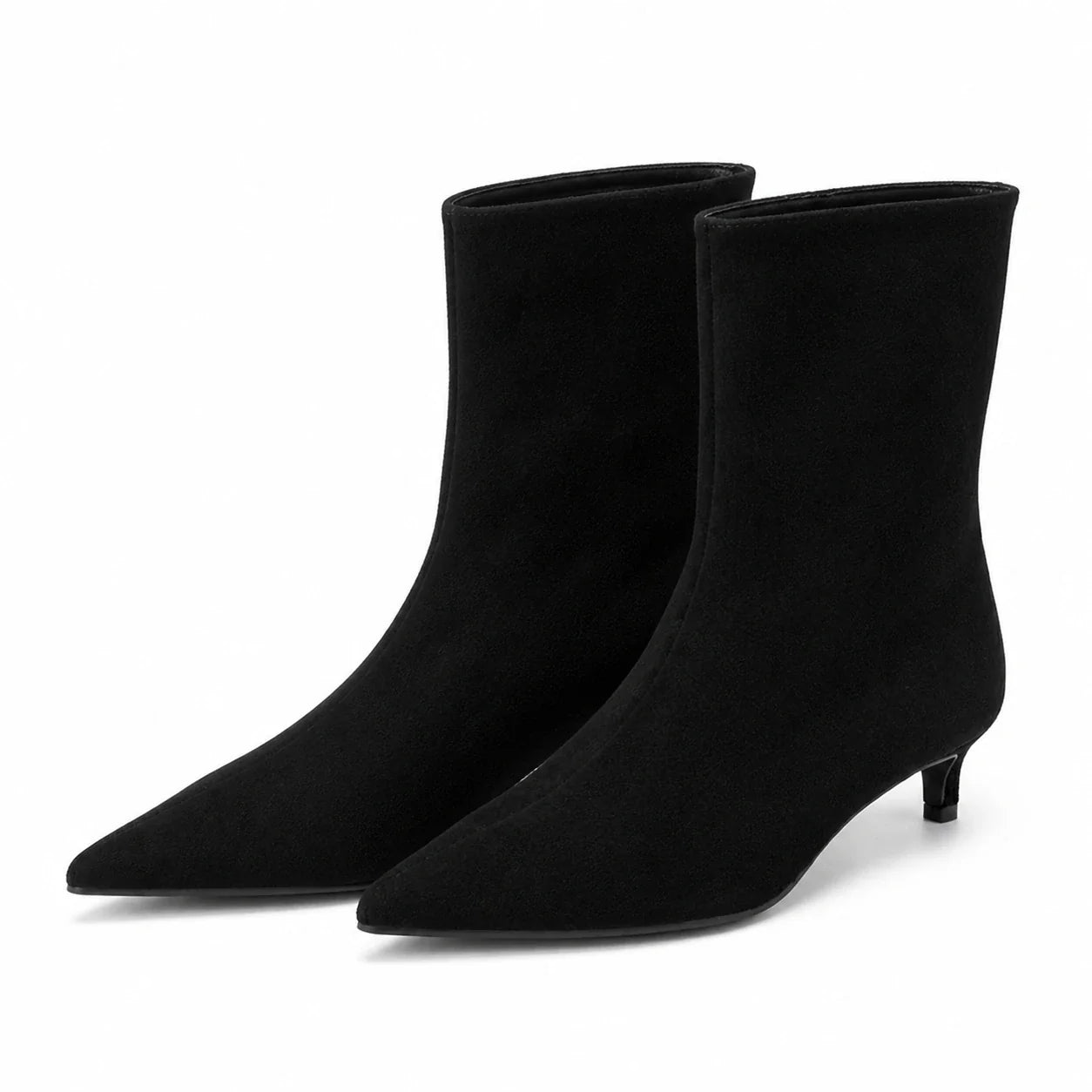 Par da bota feminina preta Helena em fundo branco