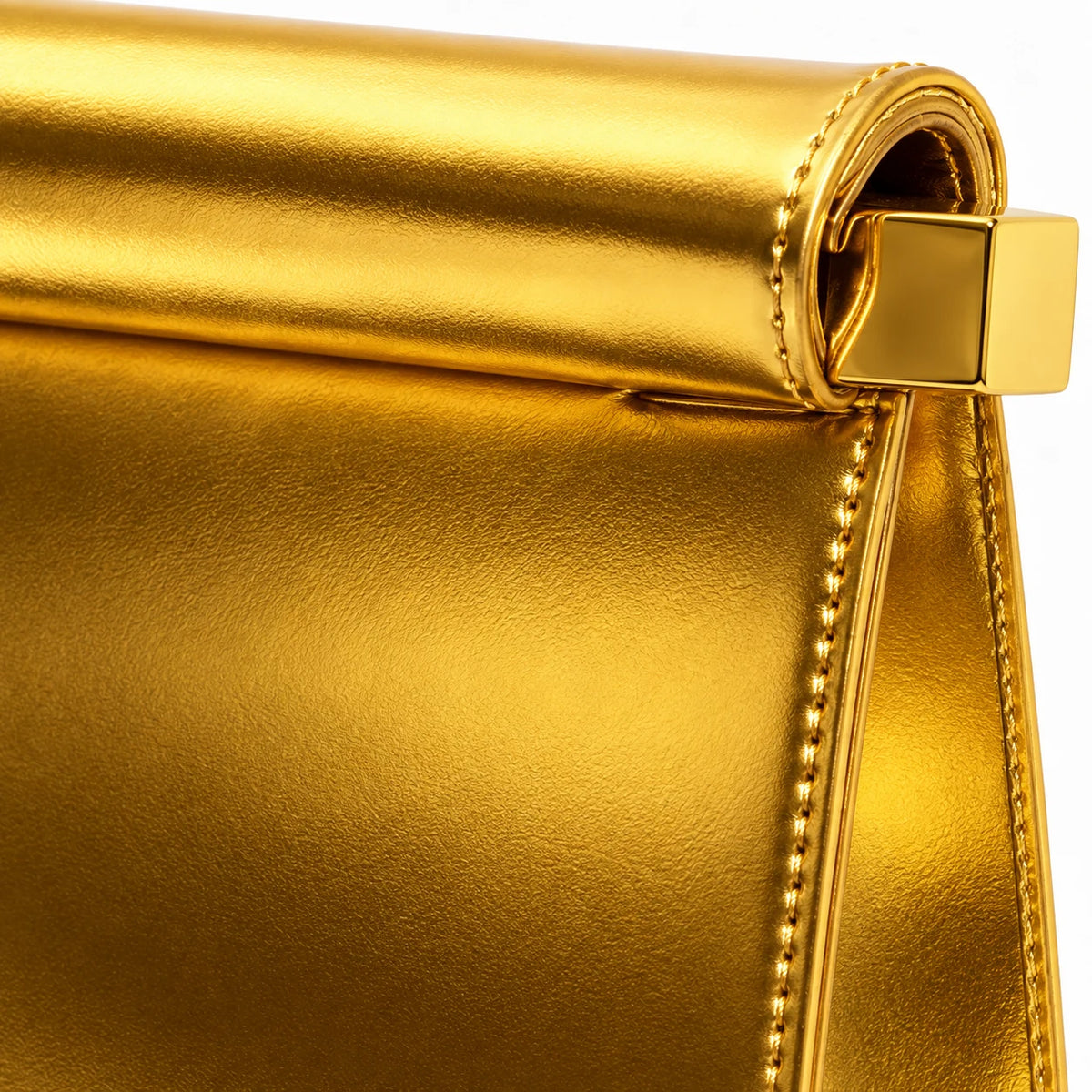 Detalhe do acabamento da Bolsa Clutch Feminina Dourada Metalizada Lumière
