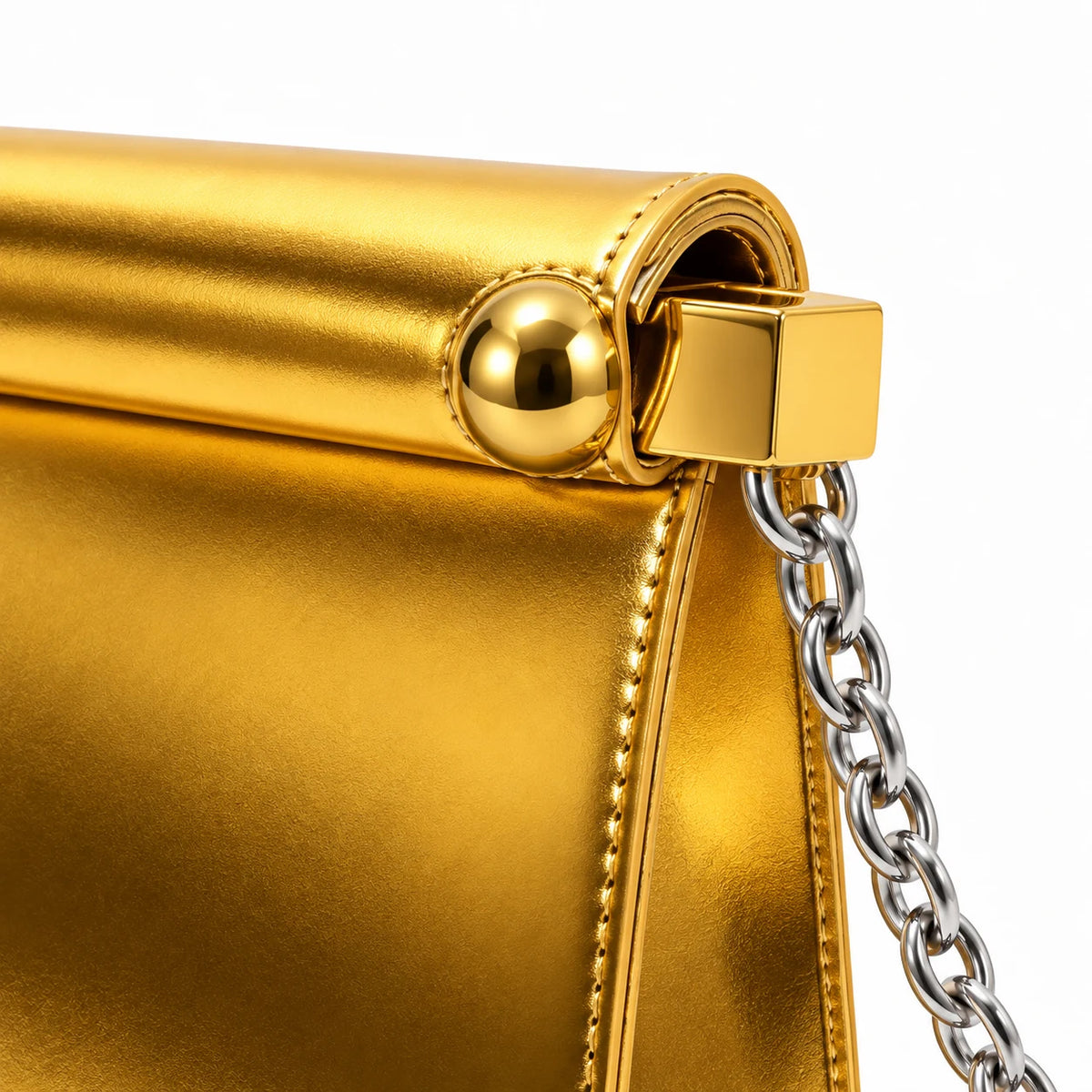 Detalhe das ferragens prateadas da Bolsa Clutch Feminina Dourada Metalizada Lumière
