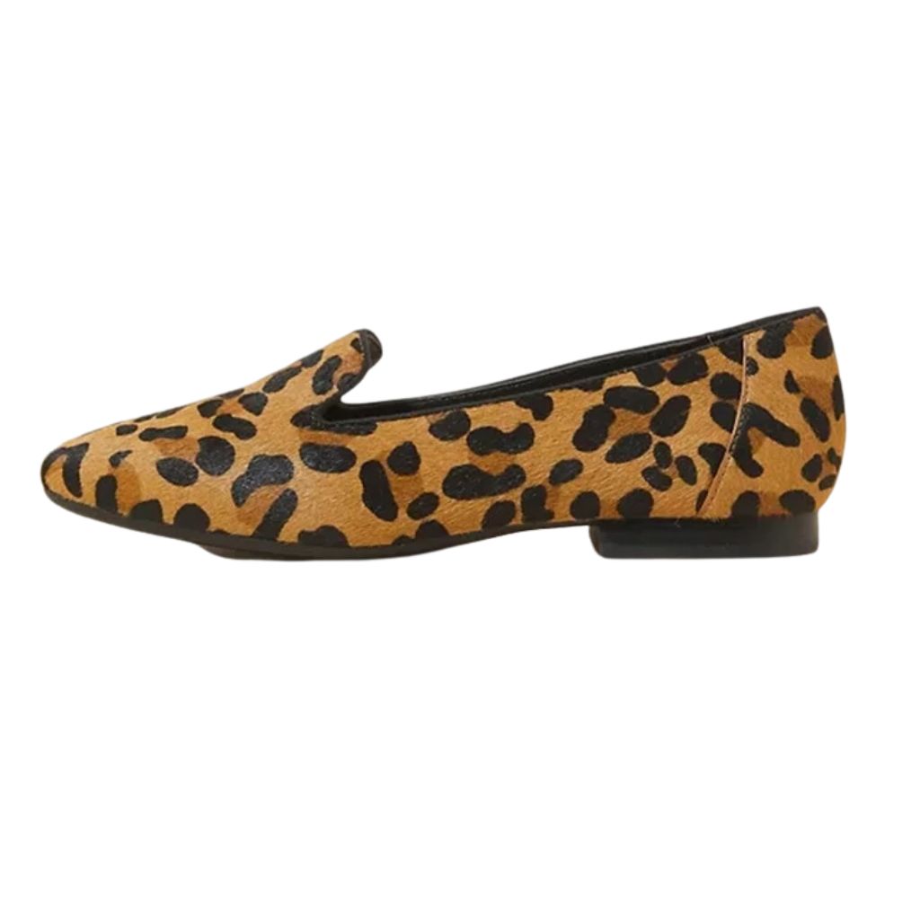 Mocassim Feminino Animal Print Onça Serena em fundo branco