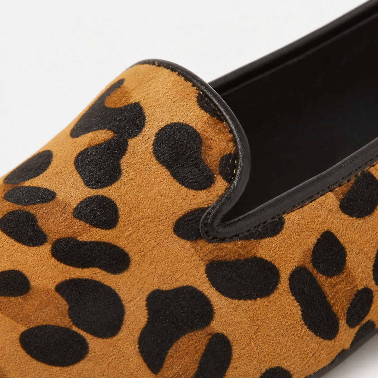 Detalhe da textura animal print do Mocassim Serena
