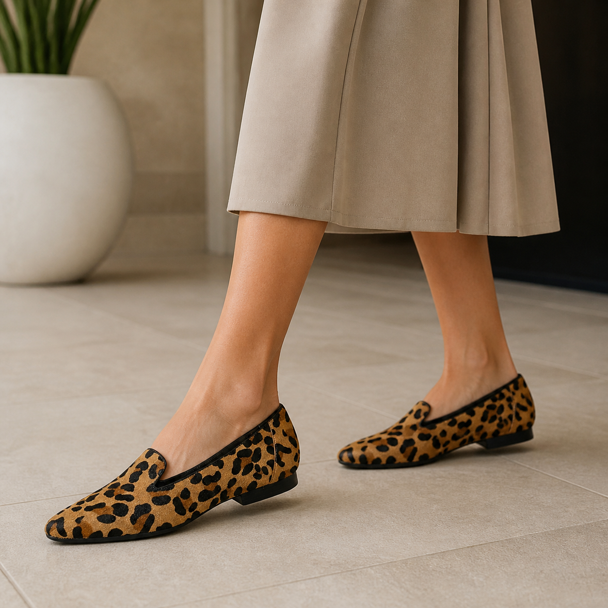 Modelo feminina usando Mocassim Animal Print Serena