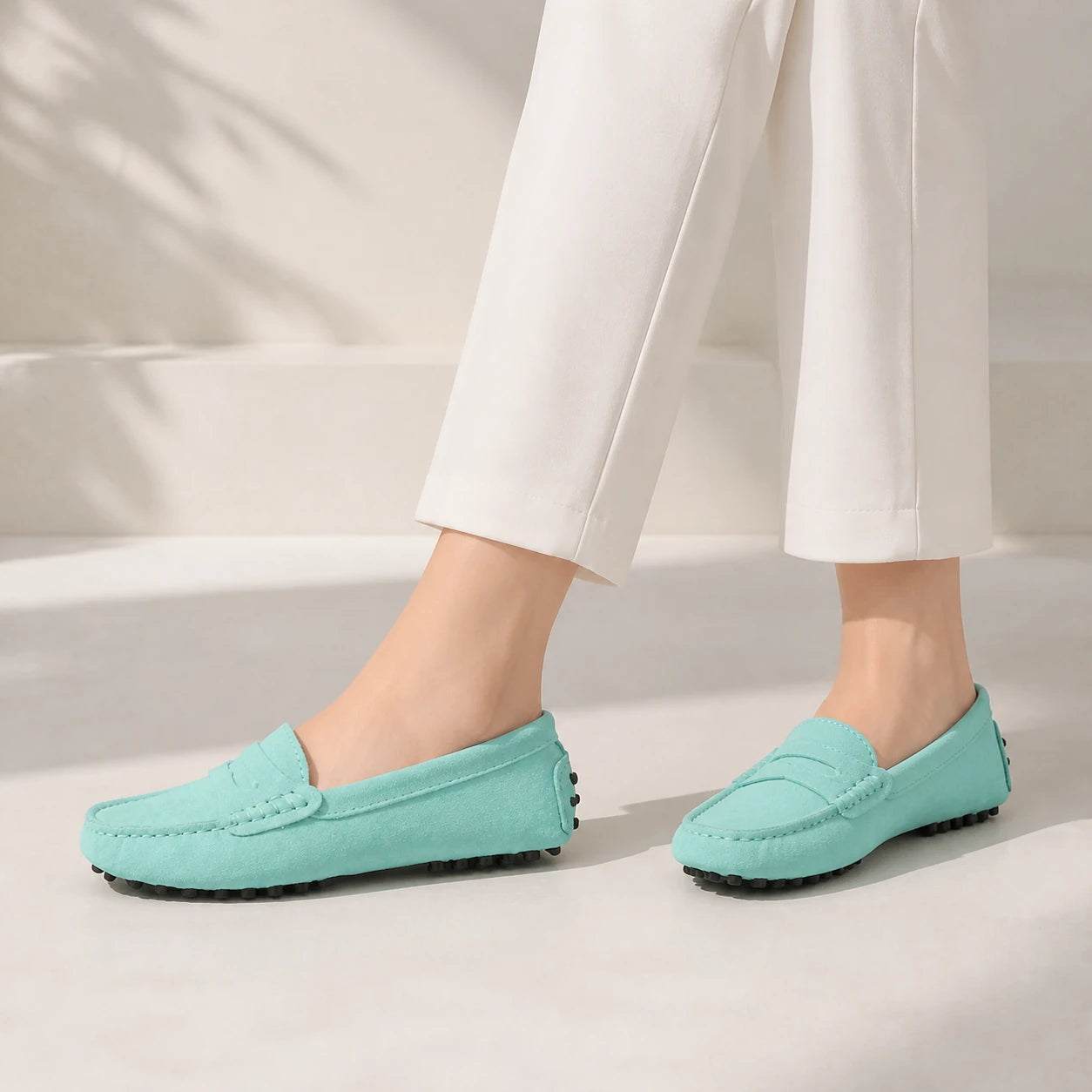 Modelo usando mocassim feminino Azul Claro Elisa