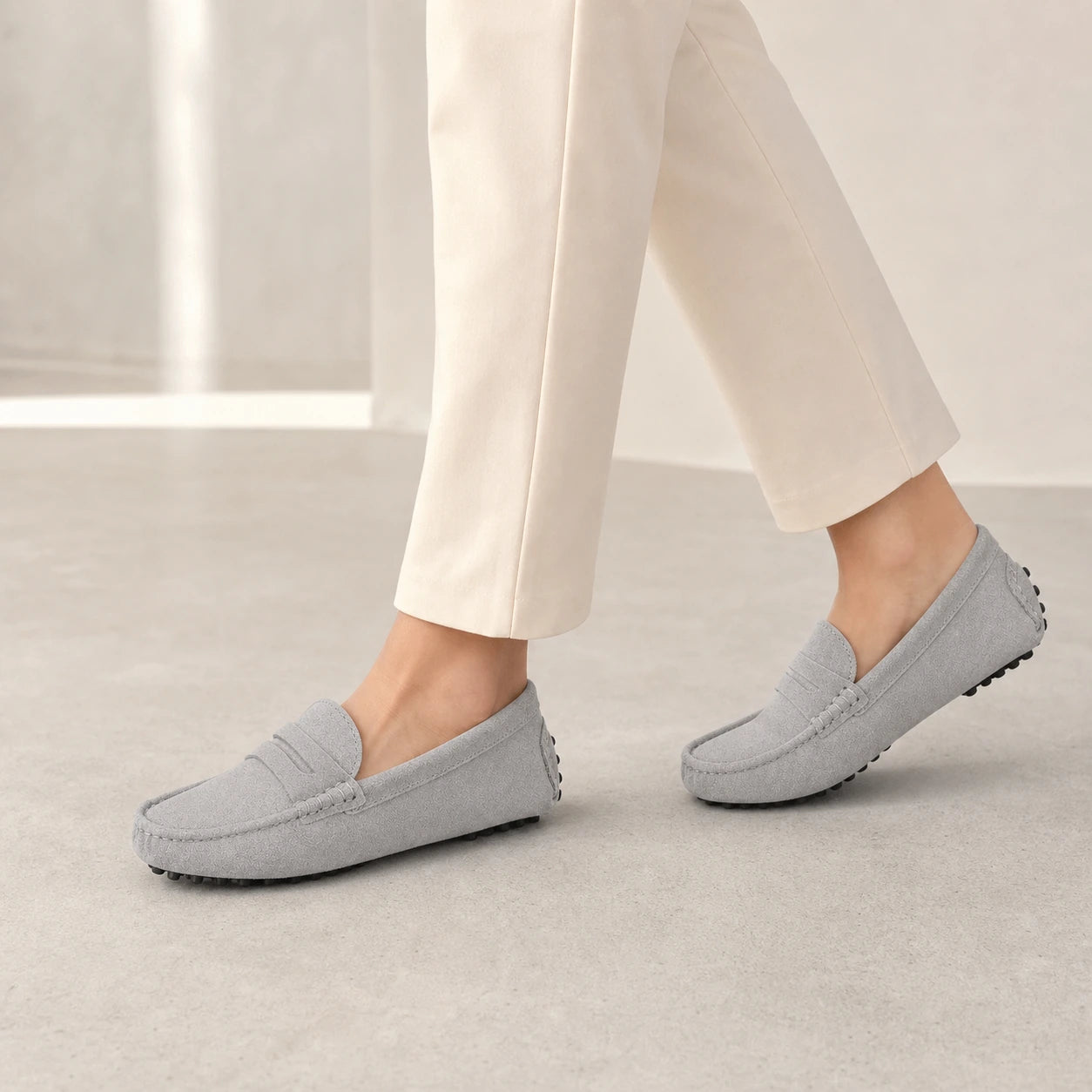 Modelo usando Mocassim Feminino Cinza Elisa
