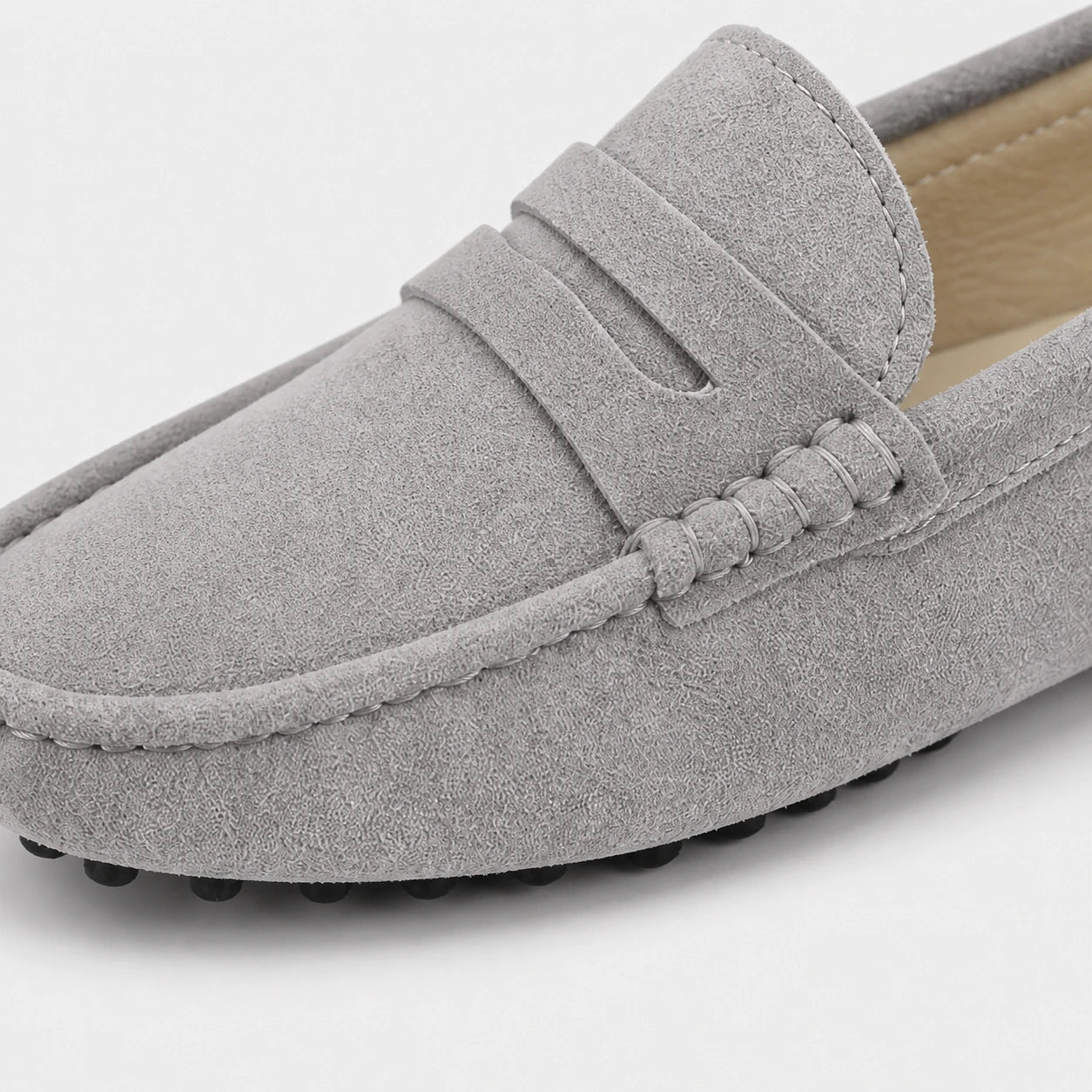 Detalhe da textura e costuras do Mocassim Feminino Cinza Elisa