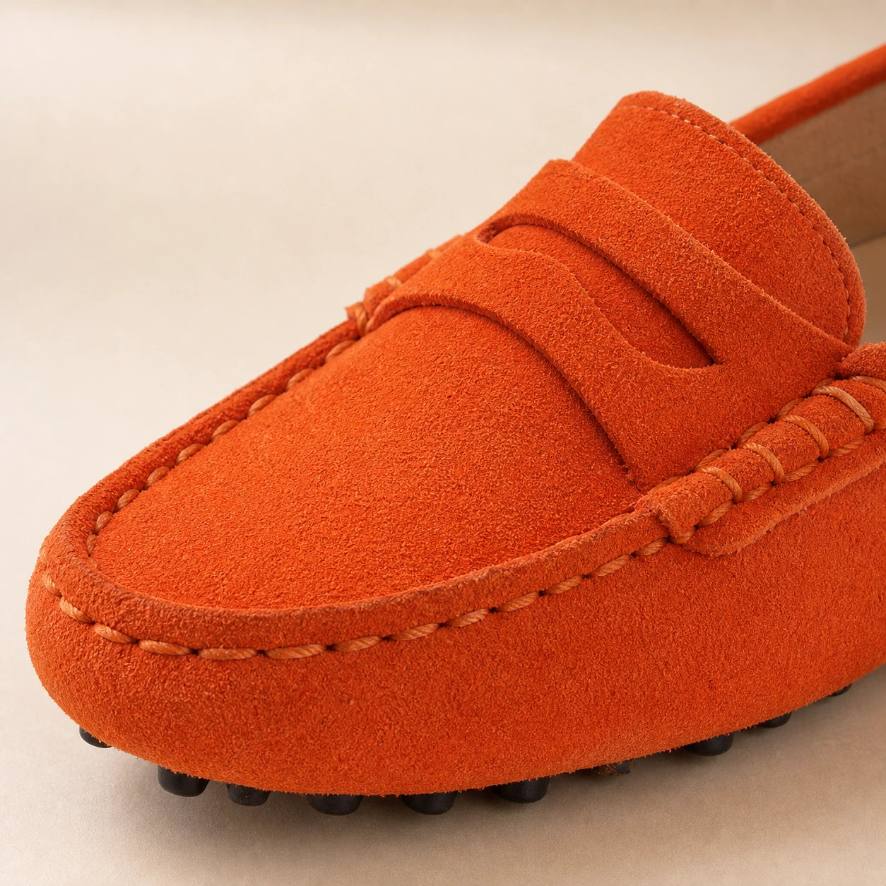 Detalhe da textura e costura do Mocassim Feminino Laranja Elisa