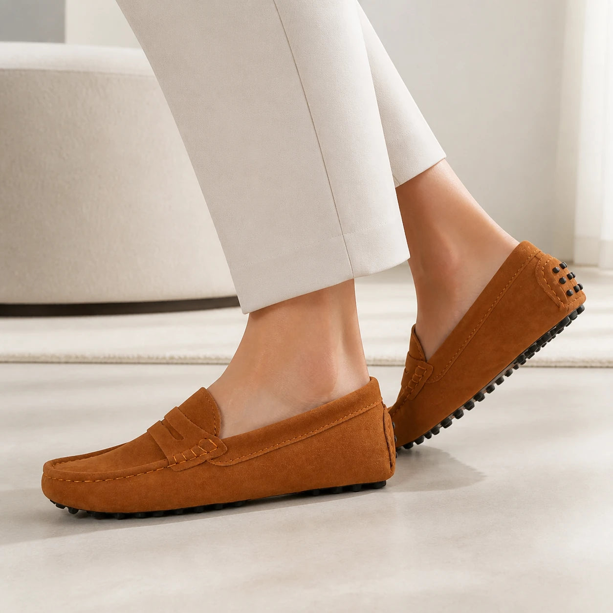 Modelo usando mocassim feminino Marrom Elisa