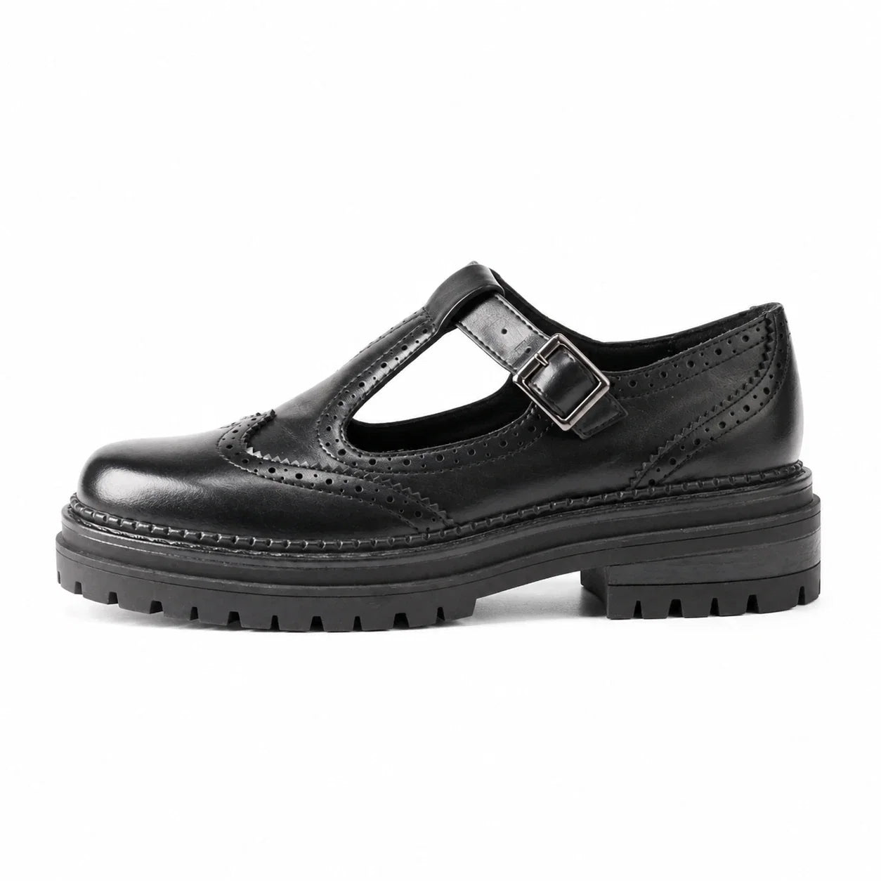 Mocassim feminino preto tratorado Amélie em fundo branco