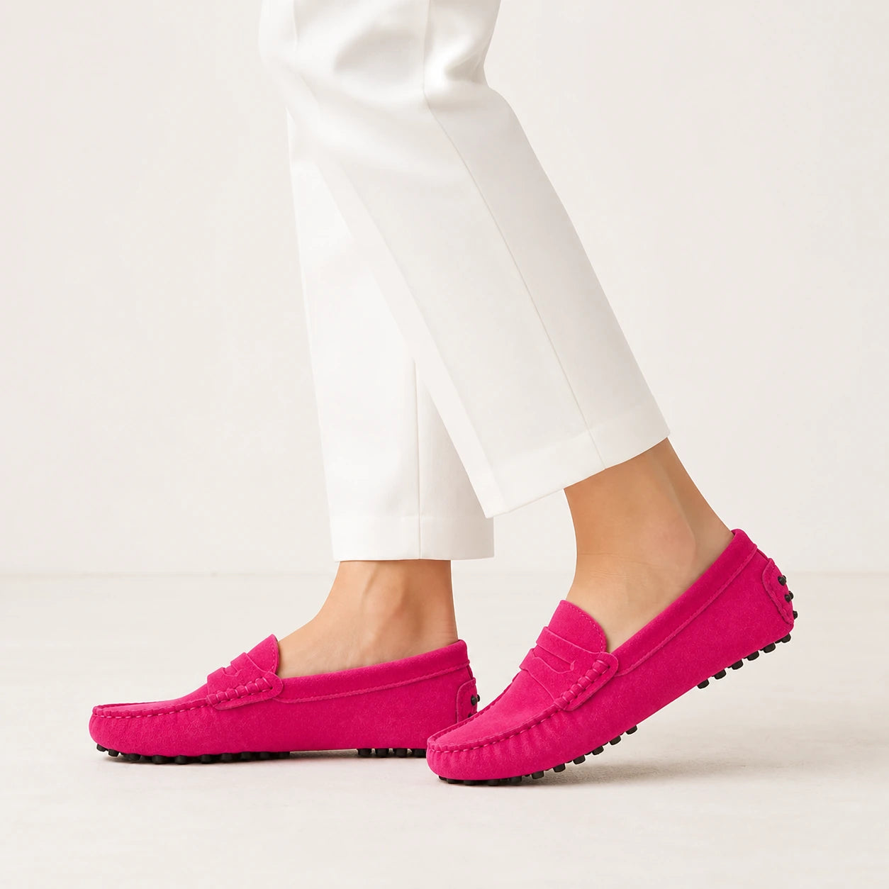 Modelo usando mocassim feminino Rosa Elisa