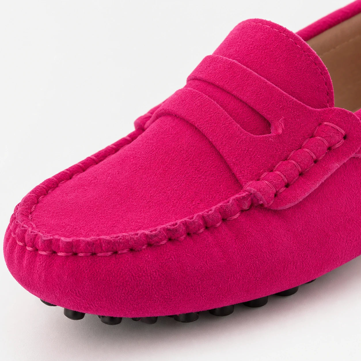 Detalhe da textura e costuras do mocassim feminino Rosa Elisa
