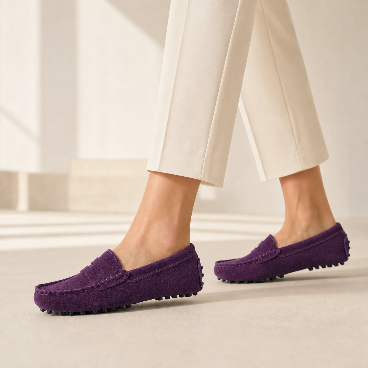 Modelo usando Mocassim Feminino Uva Elisa