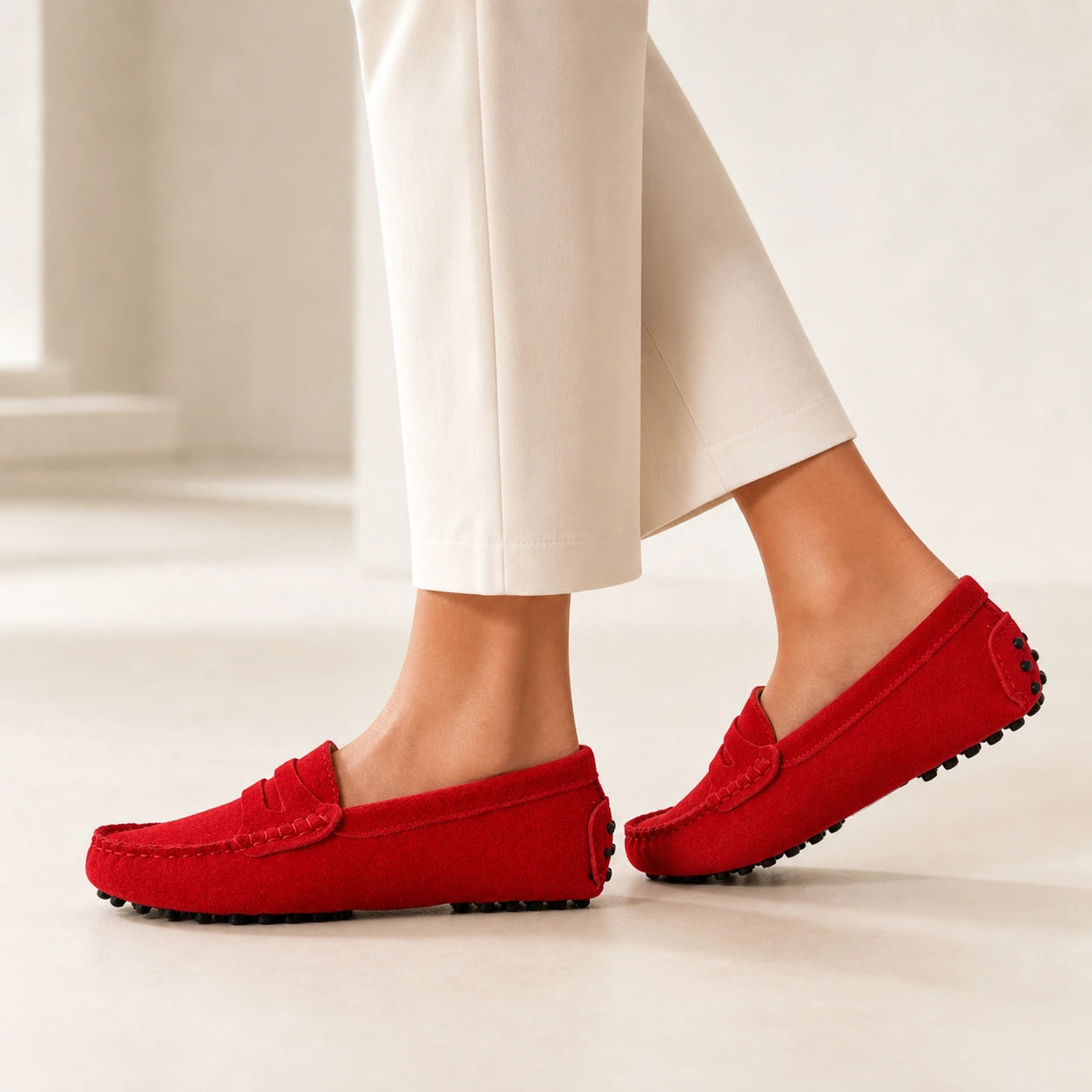 Modelo usando Mocassim Feminino Vermelho Elisa