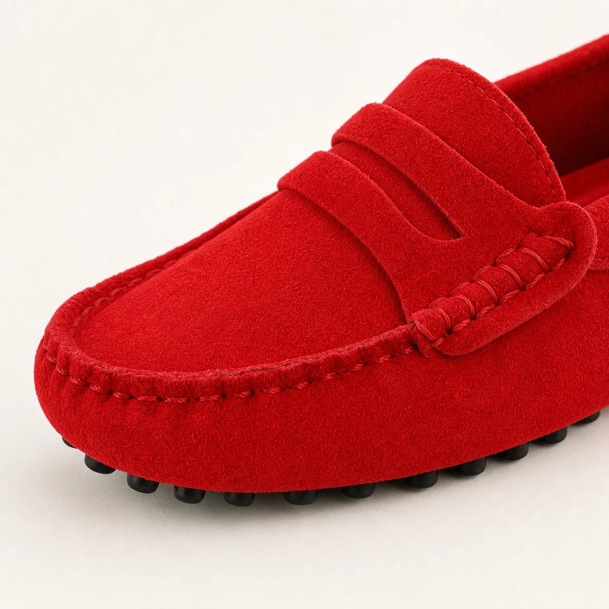 Detalhe da textura e costuras do Mocassim Feminino Vermelho Elisa