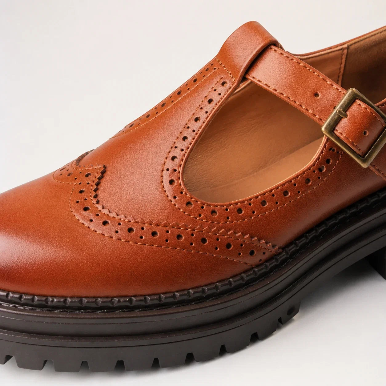 Detalhe da textura, recortes brogue e costuras do mocassim Amélie