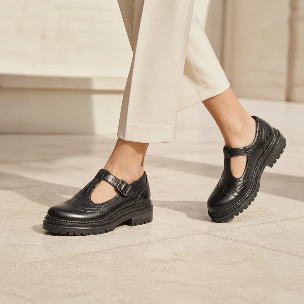 Mocassim feminino preto Amélie compondo look elegante