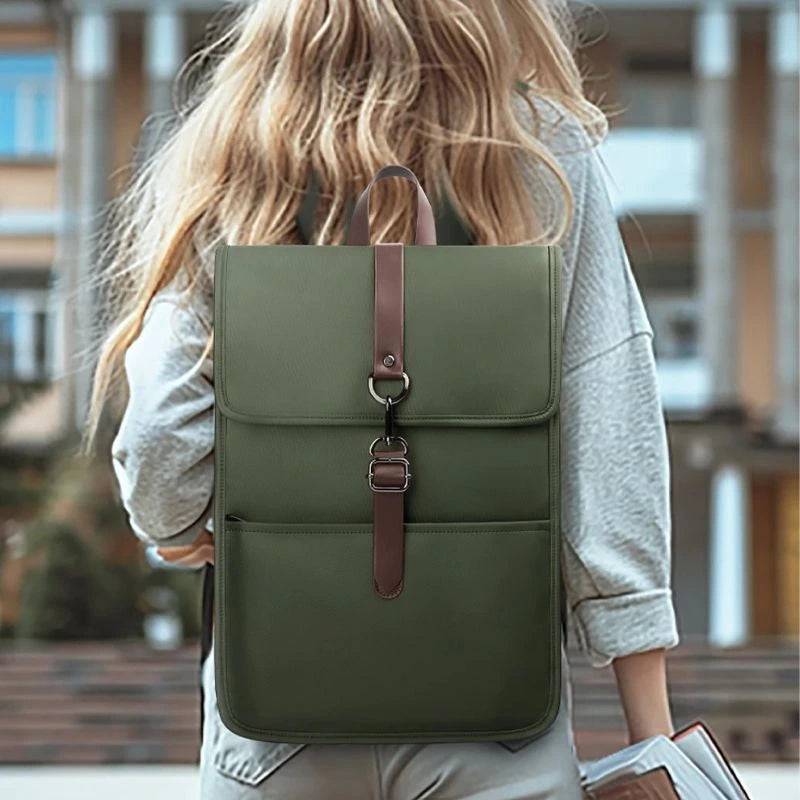 Modelo usando mochila feminina verde nas costas