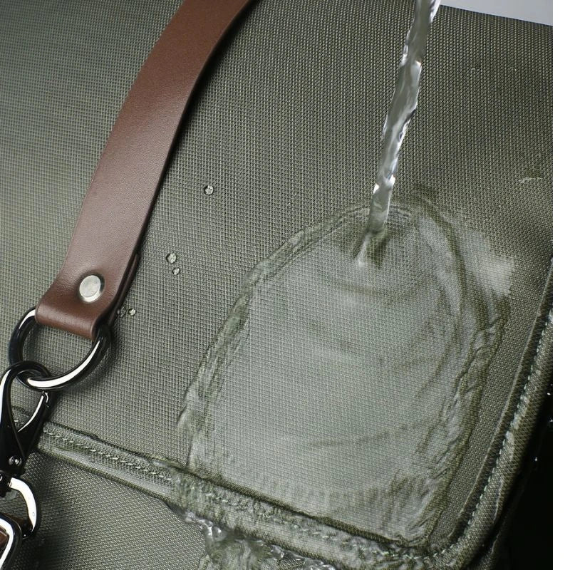 Detalhe do tecido resistente à água da mochila verde
