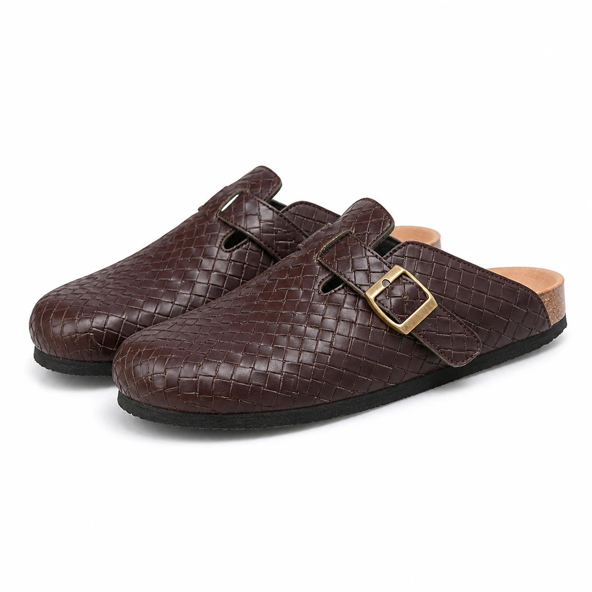 Par de mules femininos marrons em fundo branco