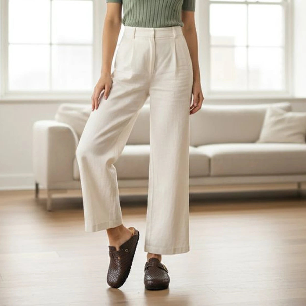 Mule feminino marrom em composição lifestyle