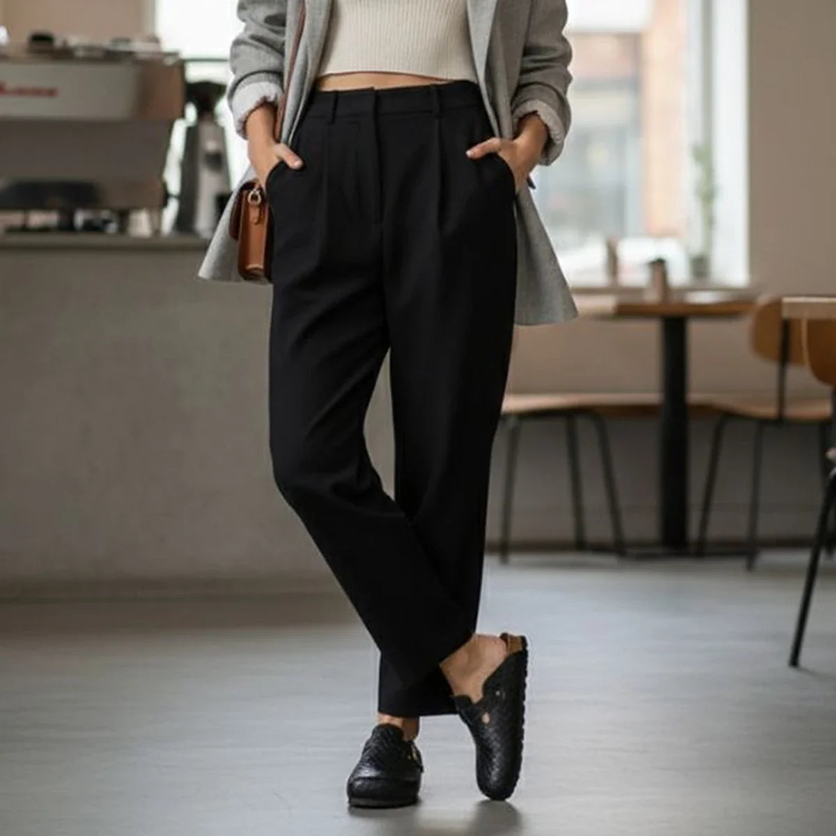 Mule feminino preto em composição lifestyle