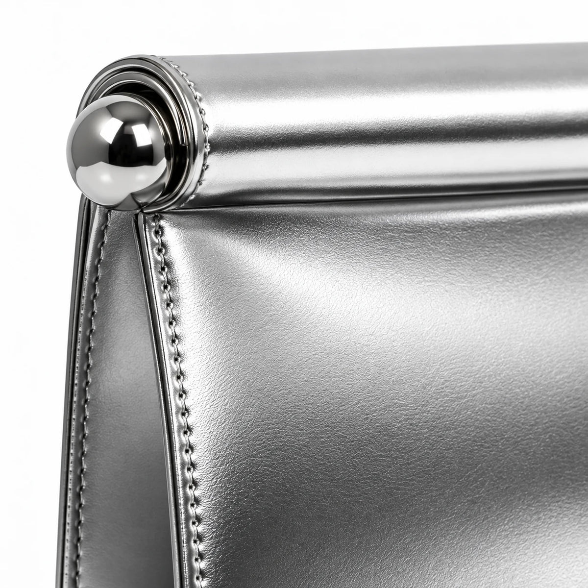 Detalhe do acabamento da Bolsa Clutch Feminina Prata Metalizada Lumière