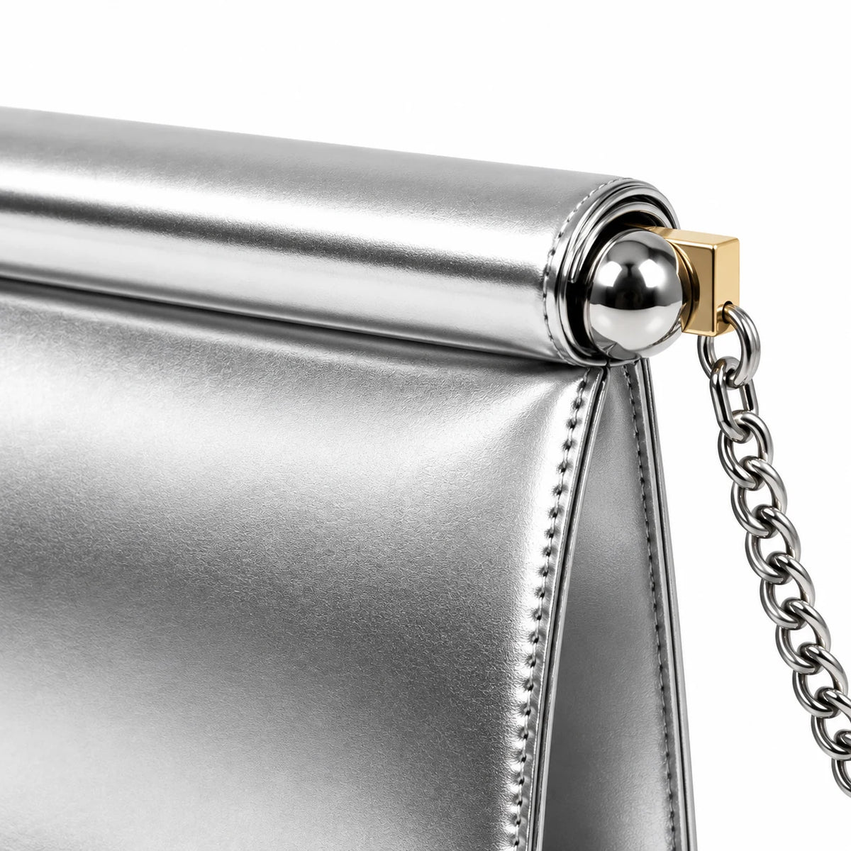 Detalhe das ferragens prateadas da Bolsa Clutch Feminina Prata Metalizada Lumière