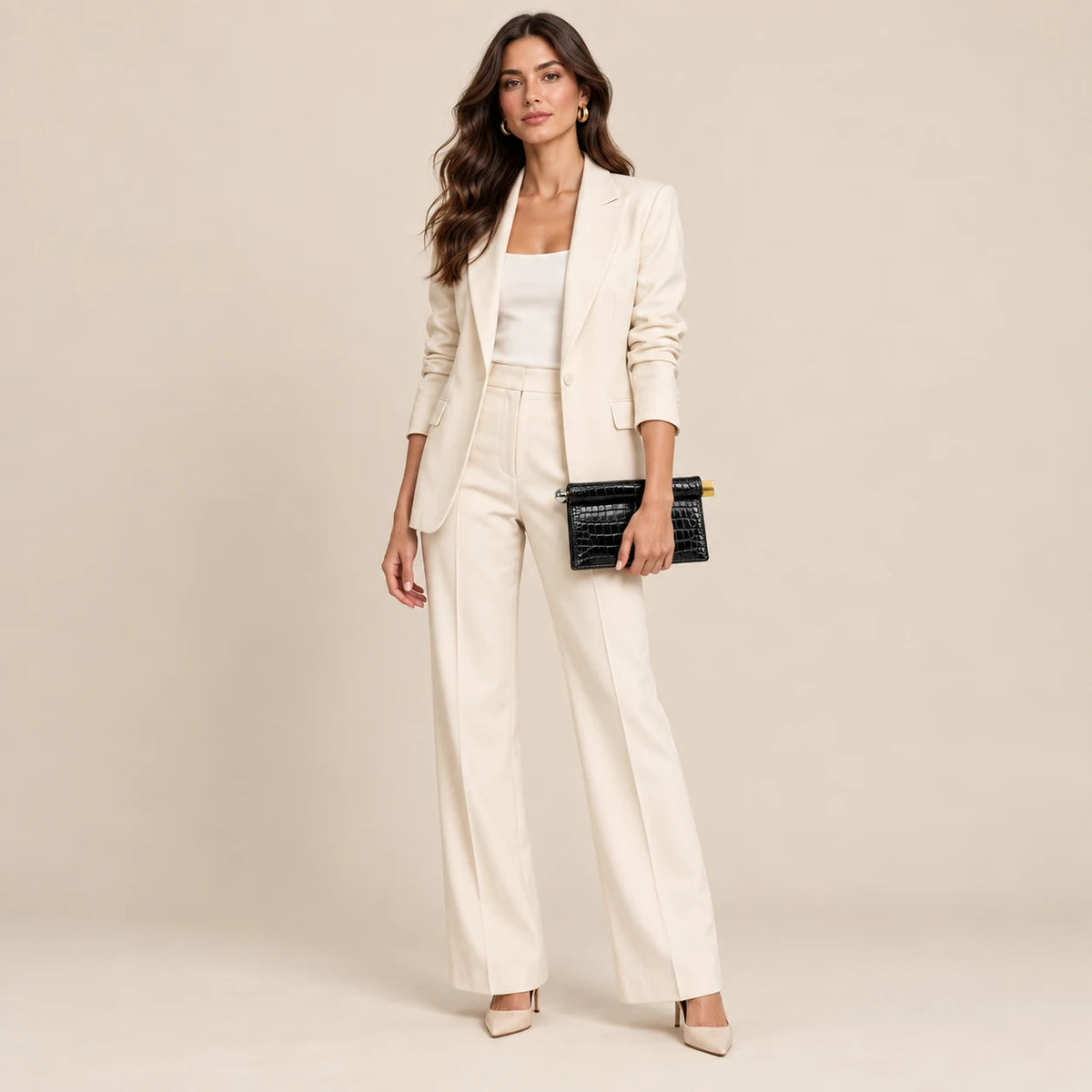 Modelo feminina de corpo inteiro usando Bolsa Clutch Feminina Preta Croco Lumière