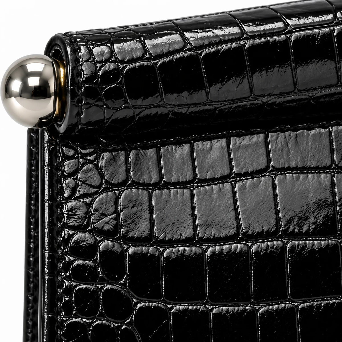 Detalhe do acabamento da Bolsa Clutch Feminina Preta Croco Lumière