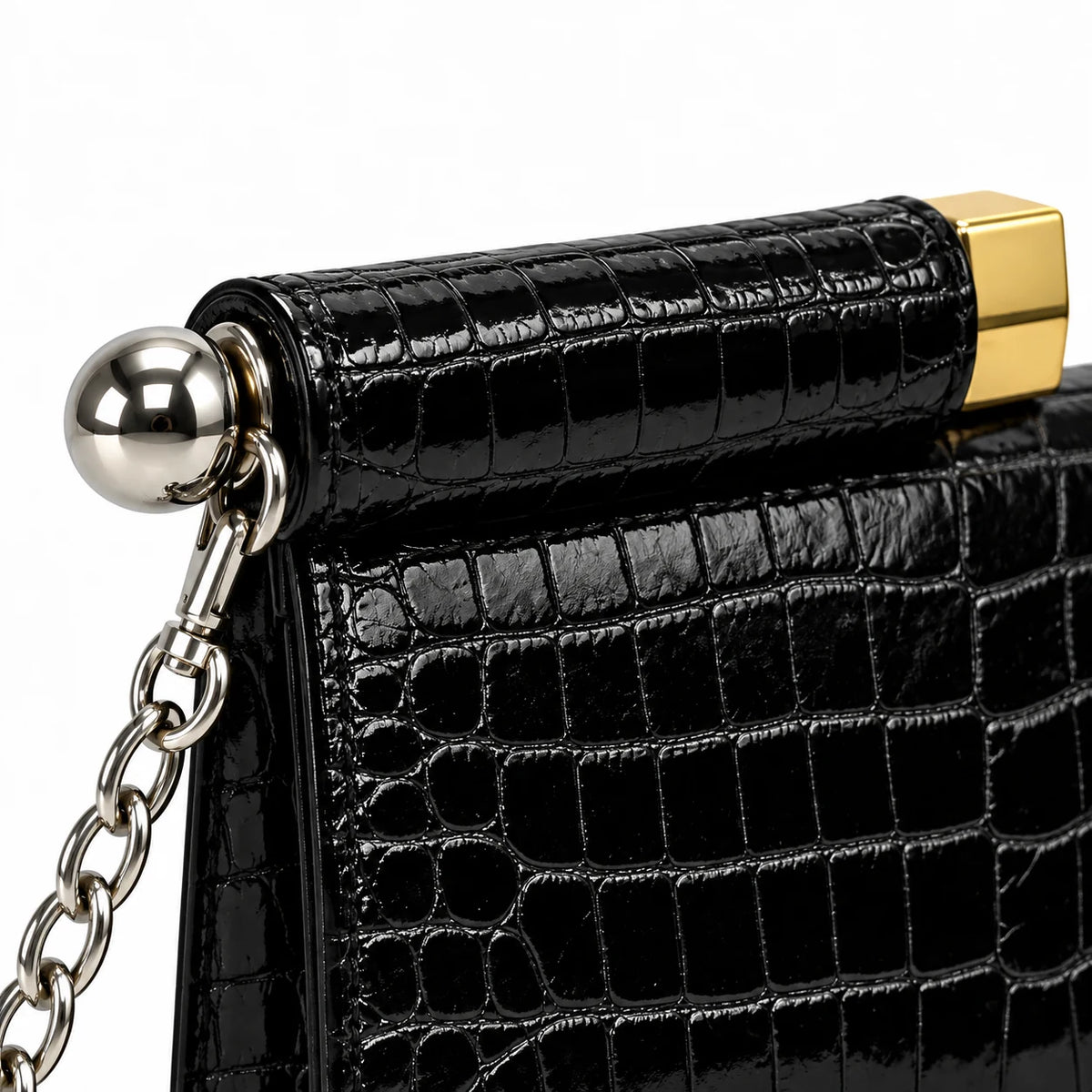 Detalhe das ferragens prateadas da Bolsa Clutch Feminina Preta Croco Lumière