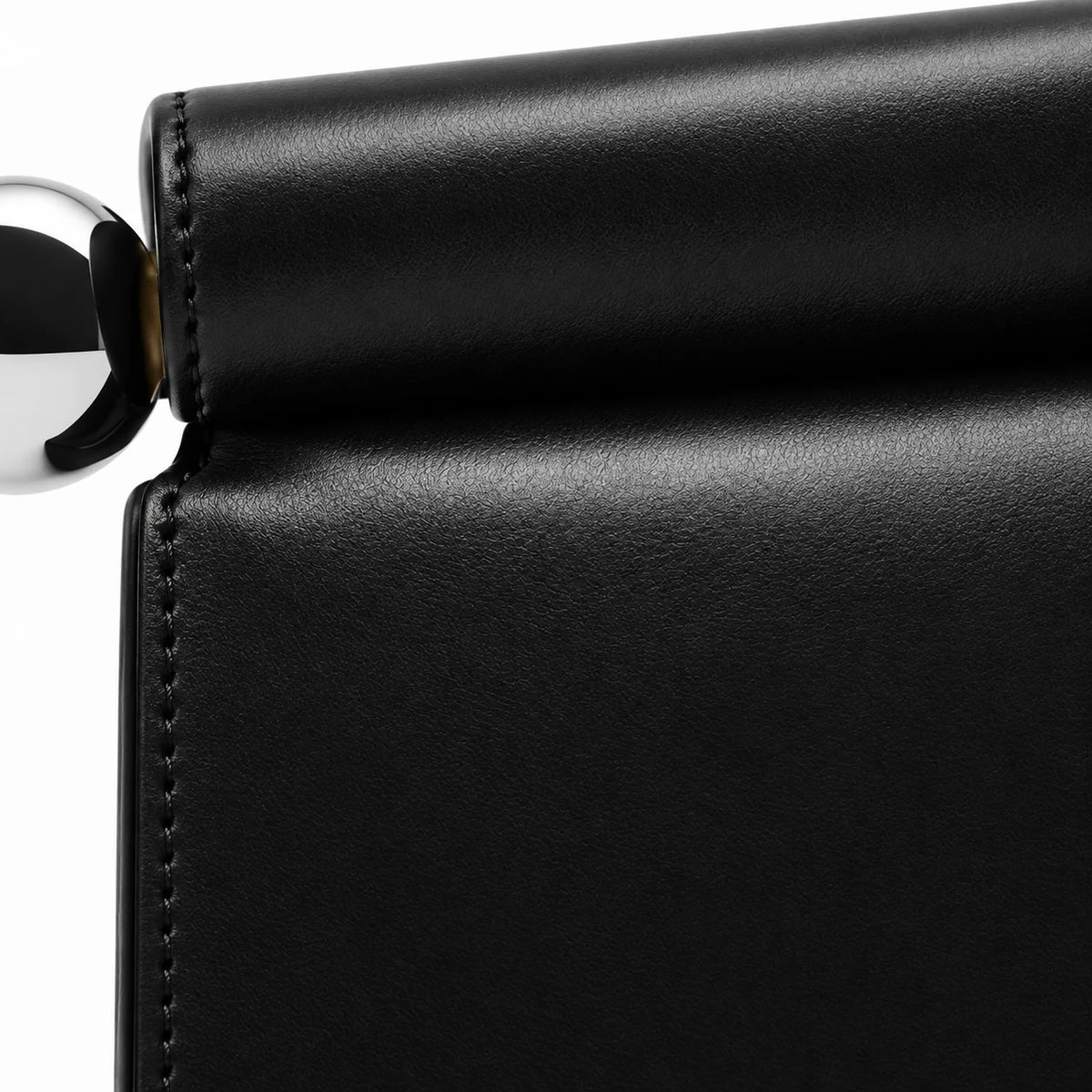 Detalhe do acabamento da Bolsa Clutch Feminina Preta Lisa Lumière