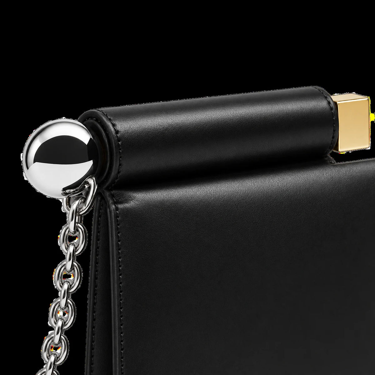 Detalhe das ferragens prateadas da Bolsa Clutch Feminina Preta Lisa Lumière