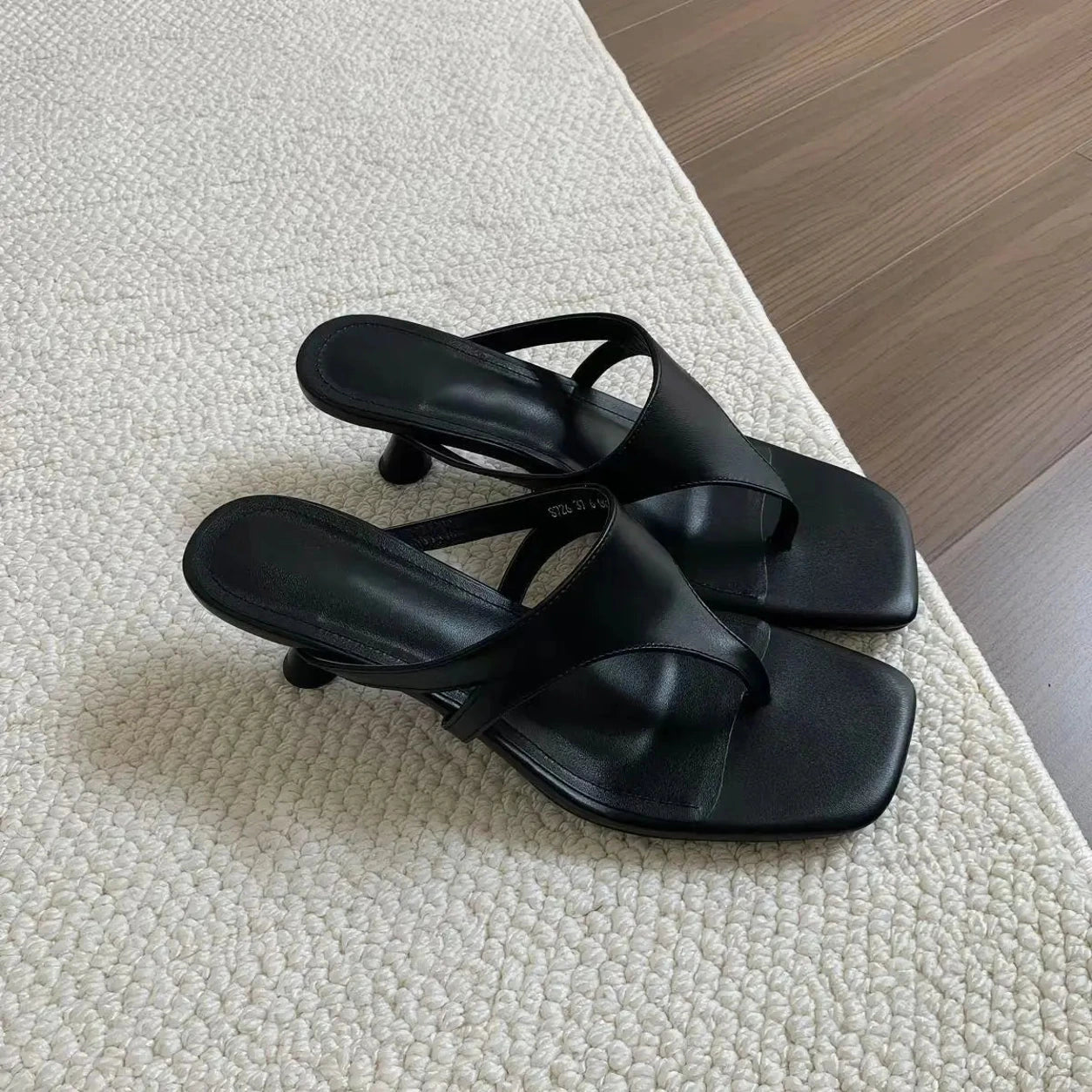 Par da sandália feminina preta Elisa em fundo branco
