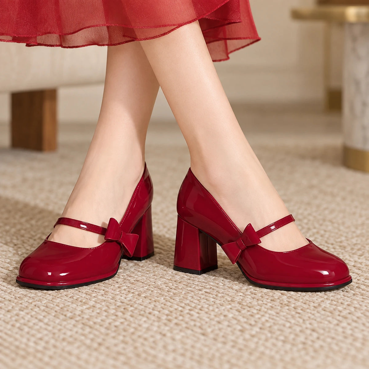 Sapato Mary Jane Amélie vermelho com salto de 7 cm em uso