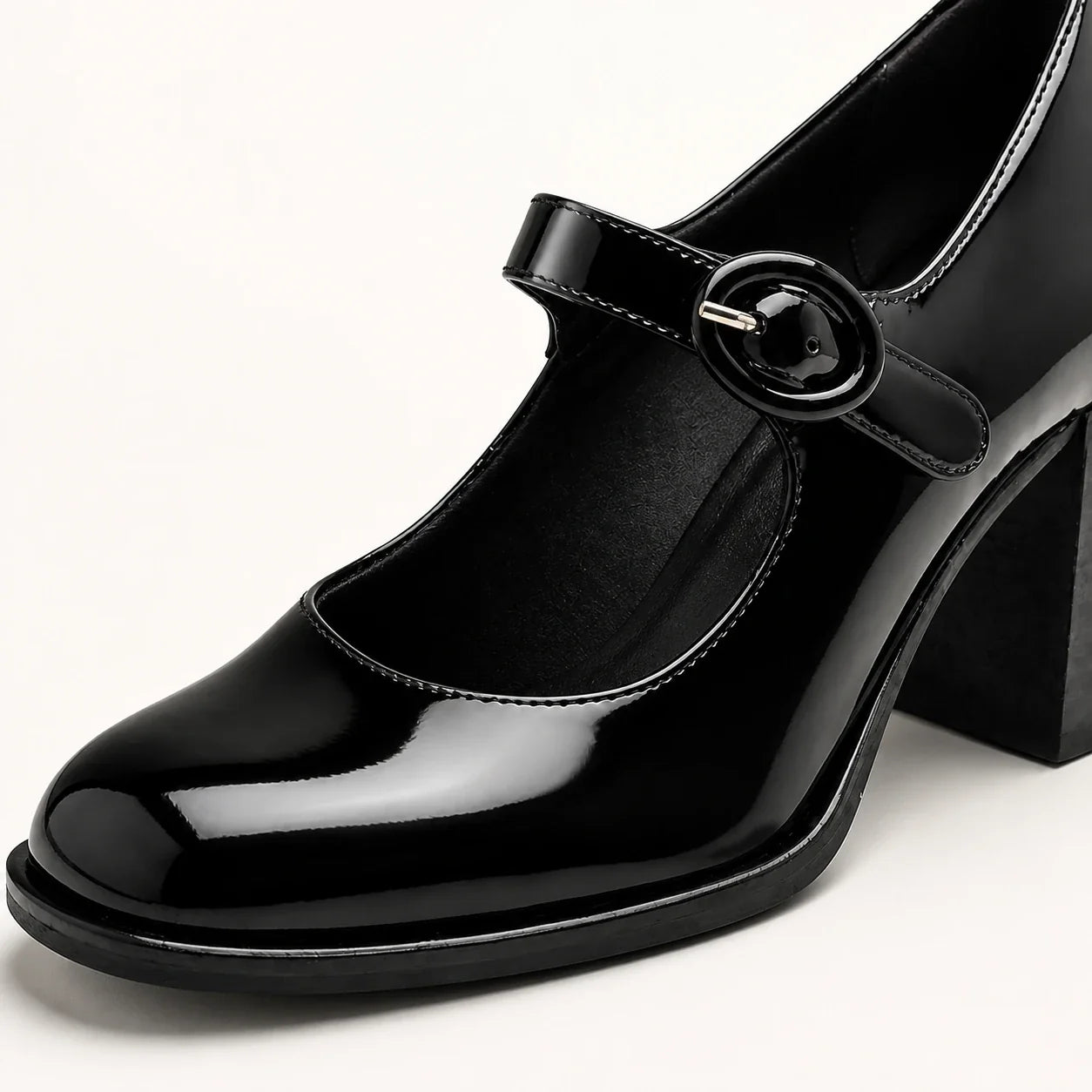Detalhe do verniz, costuras e fivela circular do Sapato Mary Jane Preto Eleanor