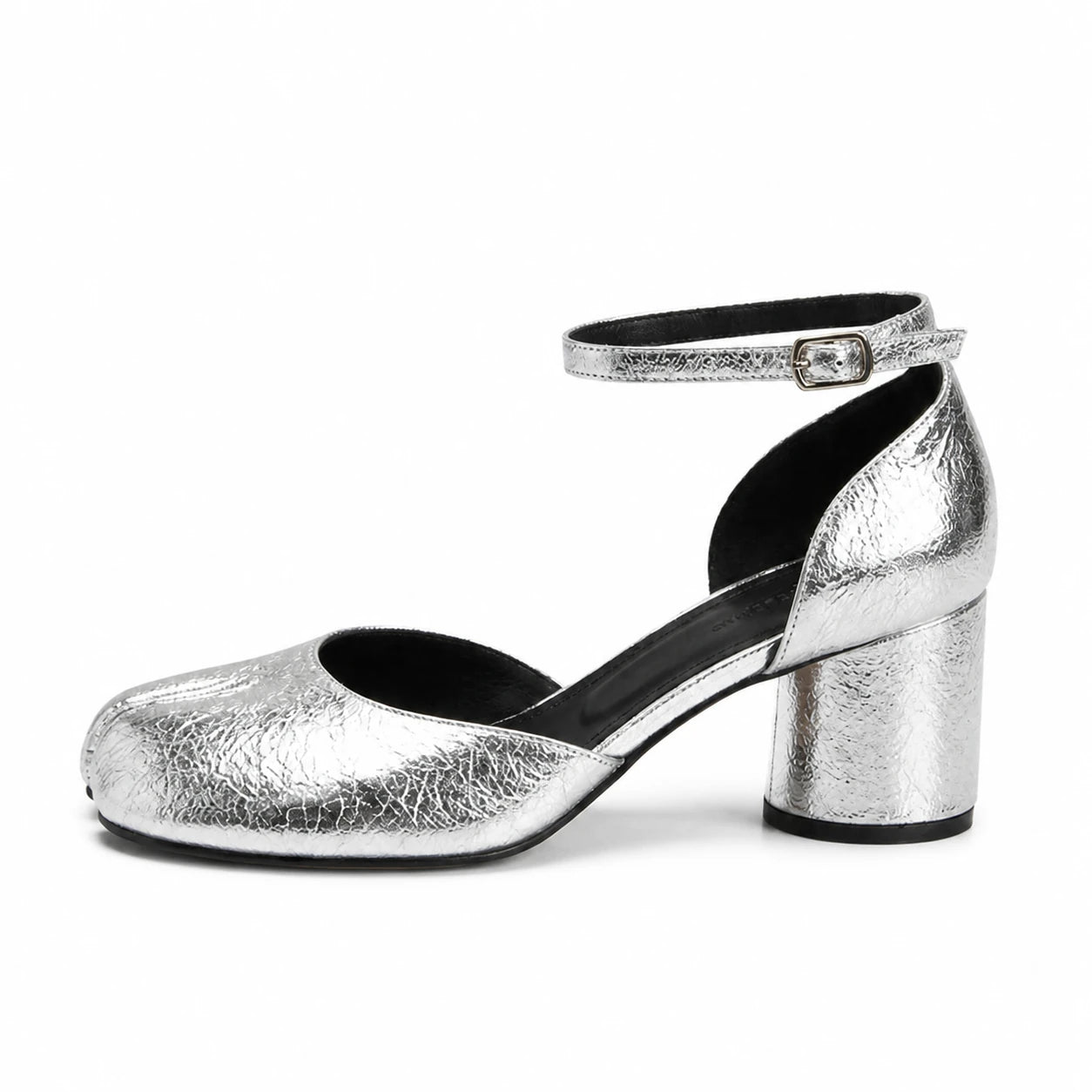 Sapato Tabi feminino Prata Naomi em perfil lateral com fundo branco