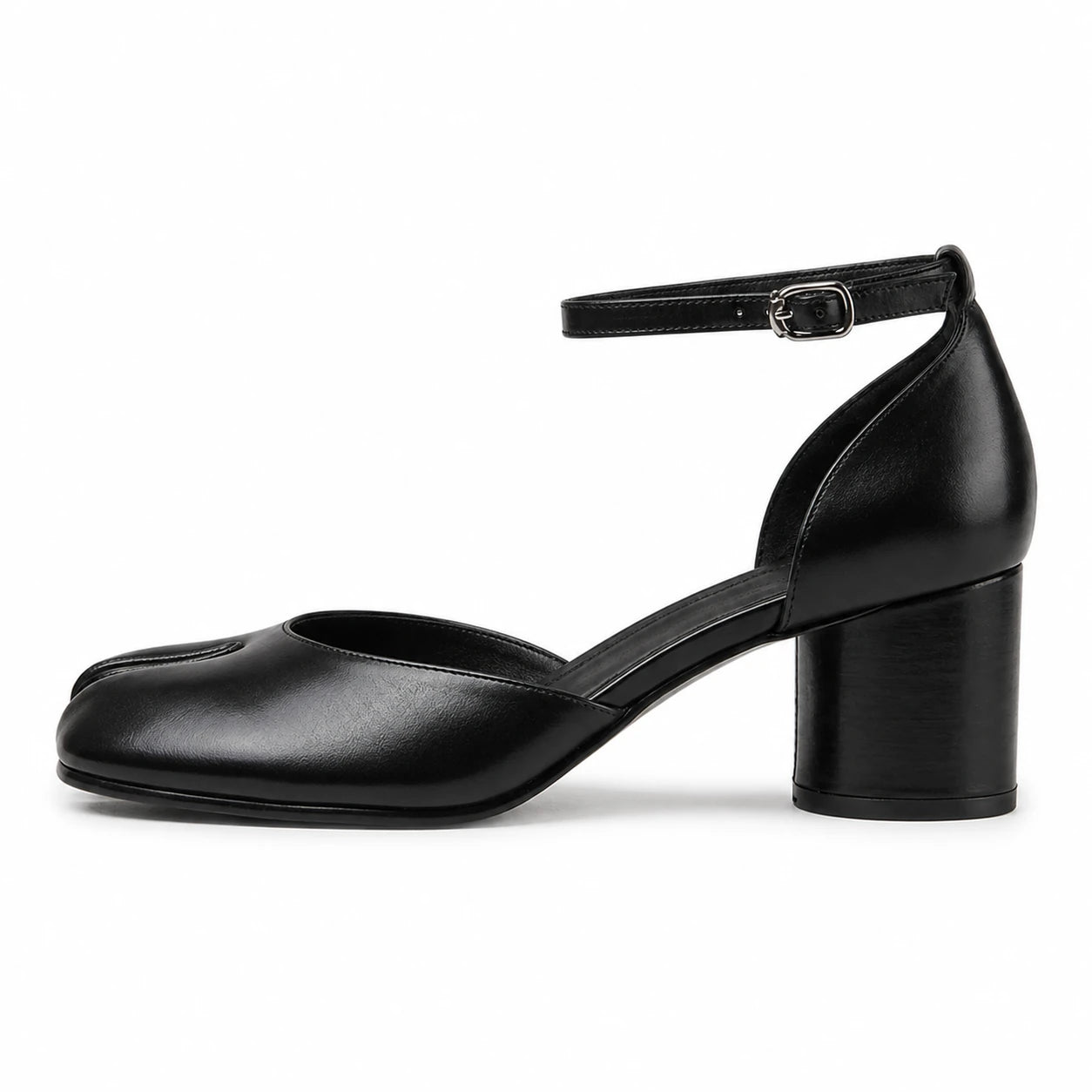 Sapato Tabi feminino Preto Naomi em perfil lateral com fundo branco