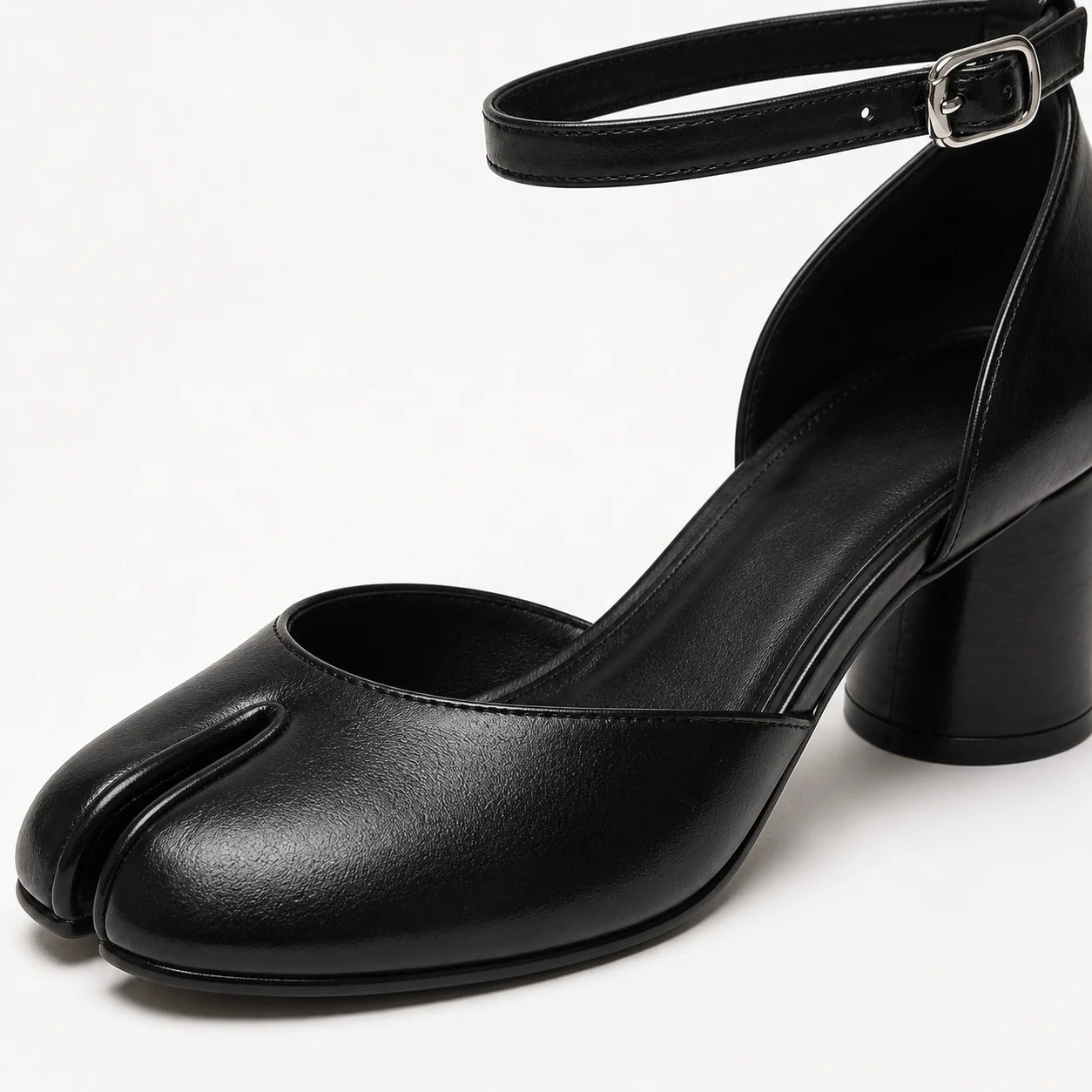 Detalhe da textura, costuras, bico Tabi e fivela do Sapato Preto Naomi