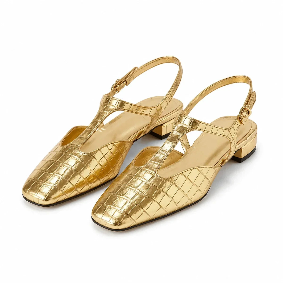 Par do slingback feminino dourado Celeste em fundo branco