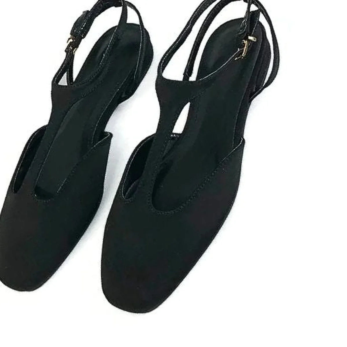 Detalhe do acabamento do slingback preto Celeste