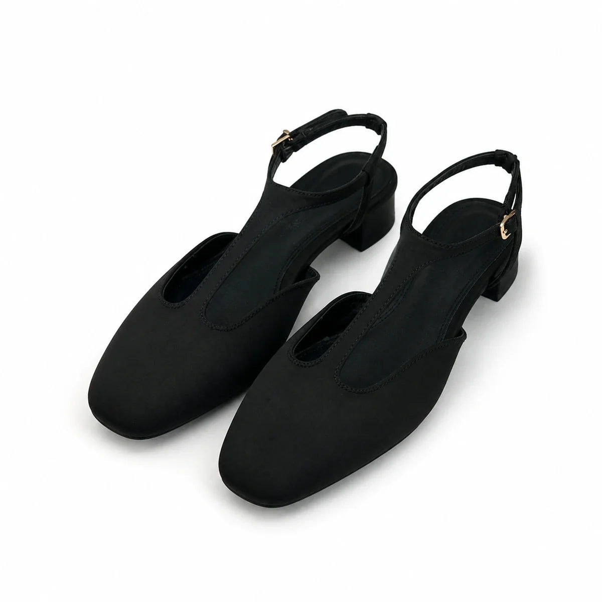 Par do slingback feminino preto Celeste em fundo branco