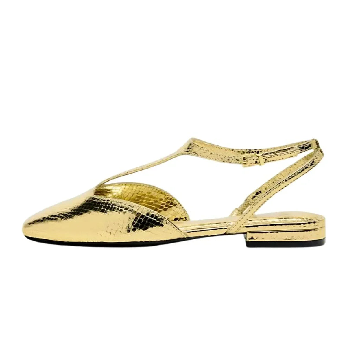 Slingback feminino dourado em fundo branco