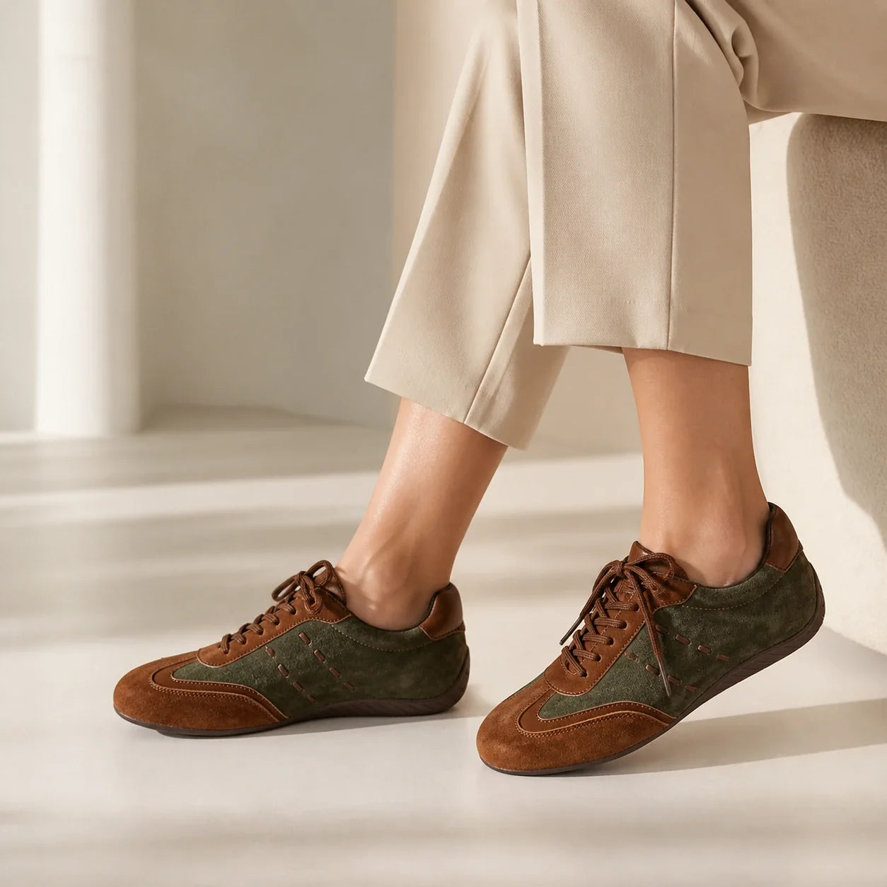 Tênis feminino Siena compondo look elegante com alfaiataria